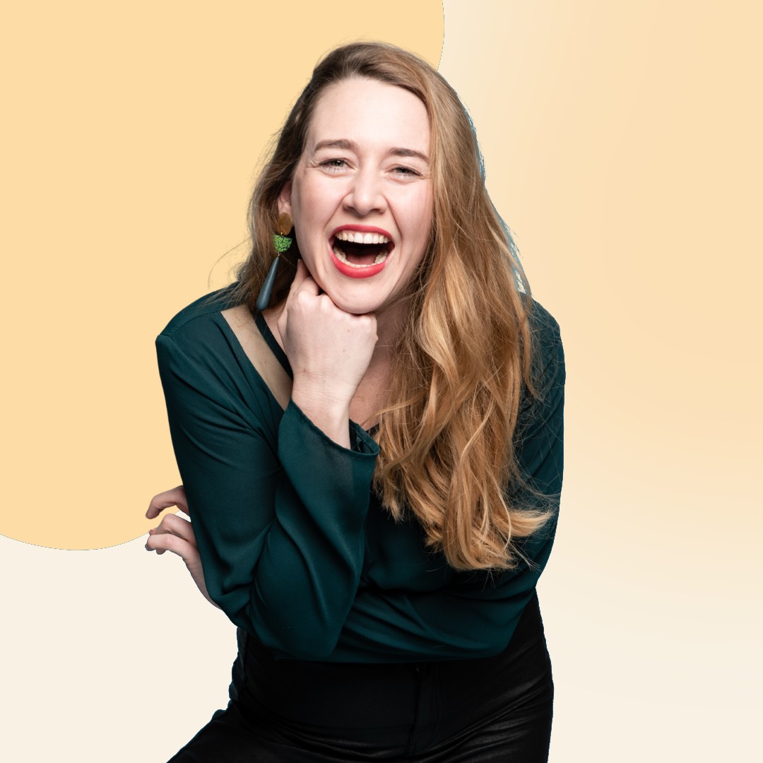 Flory Alys Bonaert laughing — holistic leadership consultant and facilitator based in Vienna